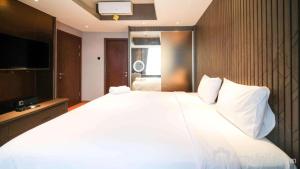 Modern and Cozy 2BR at Grand Sungkono Lagoon Apartment By Travelio