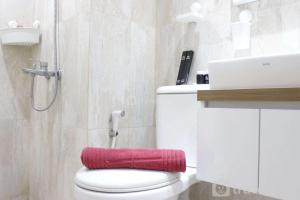 Modern Chic Studio Room at Grand Asia Afrika Apartment By Travelio