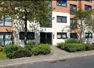 Modern Spacious Apartment in Private Grounds - Hale