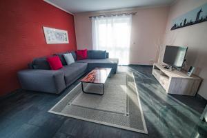 Große Ferienwohnung, Klima in den Schlafzimmern, 3 Zimmer, Balkon & große Küche - In Seenähe, schnell in der Stadt