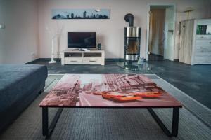 Große Ferienwohnung, Klima in den Schlafzimmern, 3 Zimmer, Balkon & große Küche - In Seenähe, schnell in der Stadt