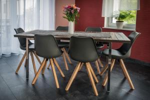 Große Ferienwohnung, Klima in den Schlafzimmern, 3 Zimmer, Balkon & große Küche - In Seenähe, schnell in der Stadt