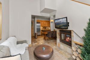 2 BR Condominium - Luxury Skiin and out (rare to find)