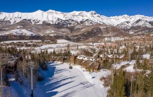 2 BR Condominium - Luxury Skiin and out (rare to find)