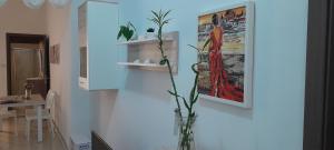 A lovely ground floor apartment, 15 minutes by car from the airport and 2 minutes walk to the beach.