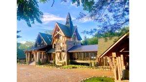 Extraordinary Manor at Dark Horse Estate