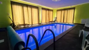 Beverly Hills SPA Pool House - Varoš