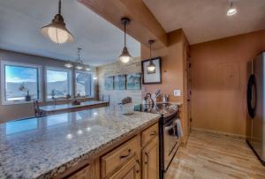 Top Floor 2 Bedroom Ski-In & Walk to Main St