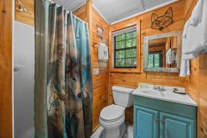Cozy artsy cabin between Pigeon Forge & Gatlinburg w hot tub