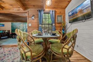 Cozy artsy cabin between Pigeon Forge & Gatlinburg w hot tub