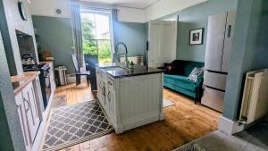 Spacious home, by Headingley Stadium, LGI, Leeds Arena, and the University of Leeds