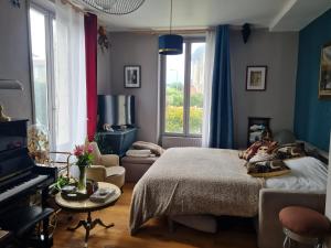 Maisons de vacances Artist house with piano and charming garden : photos des chambres