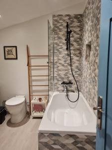 Maisons de vacances Artist house with piano and charming garden : photos des chambres