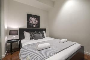 2BR apt pool gym balcony at William st MEL CBD