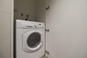 2BR apt pool gym balcony at William st MEL CBD