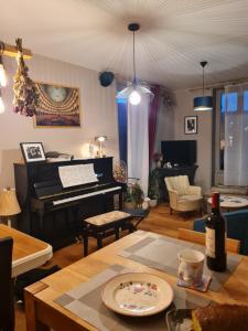 Maisons de vacances Artist house with piano and charming garden : photos des chambres