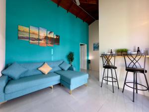 Couples Hideaway, King Bed- 5 Mins to Beach & Oistins- Golden Teal