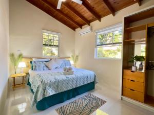 Couples Hideaway, King Bed- 5 Mins to Beach & Oistins- Golden Teal