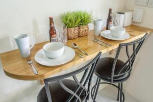 Couples Hideaway, King Bed- 5 Mins to Beach & Oistins- Golden Teal