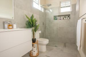 Couples Hideaway, King Bed- 5 Mins to Beach & Oistins- Golden Teal