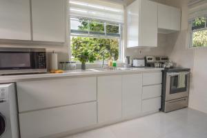 Couples Hideaway, King Bed- 5 Mins to Beach & Oistins- Golden Teal