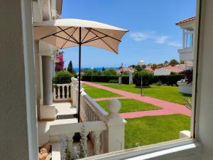 Apartamento Calablanca con amplia terraza y vistas al mar y a la montaña