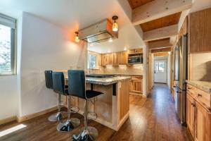 10th Mountain Home - 4BR Tahoe Donner w Hot Tub, HOA amenities!