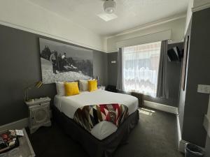 Rooftop Garden Queen room in Hood River Hotel