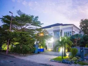 LEKKI SECRET MANSION 'n' SWIMMING POOl - Mosherel Kawga