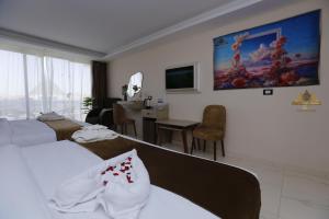 Horizon Pyramids View inn