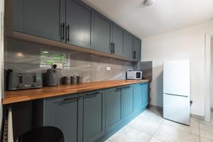 Comfort 4 Bedrooms-Sleeps 8-Long Term Disc-Driveway