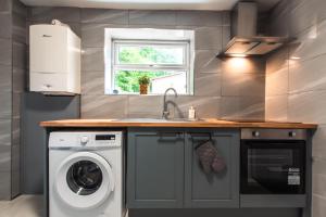 Stylish 4 Bedrooms-Sleeps 8-Long Term Disc-Driveway