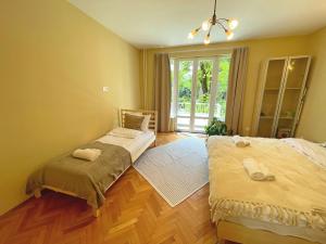 Bohemian Bright & Calm 2BR - Top center - Private Balcony