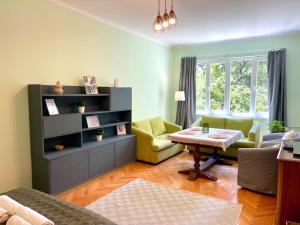 Bohemian Bright & Calm 2BR - Top center - Private Balcony