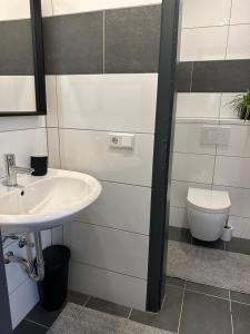 BSD Apartment - Self Check-in & Parkplatz