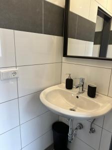 BSD Apartment - Self Check-in & Parkplatz
