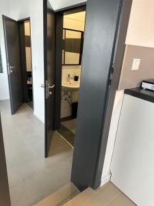 BSD Apartment - Self Check-in & Parkplatz