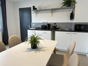 BSD Apartment - Self Check-in & Parkplatz