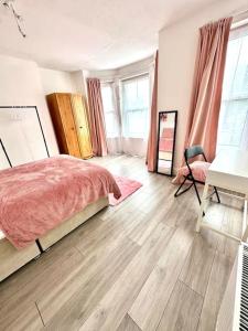 Four Bed House with Garden and Parking in the city centre