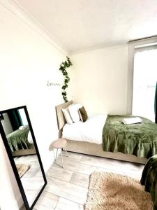 Four Bed House with Garden and Parking in the city centre