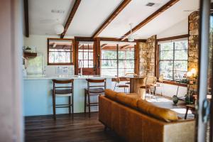 Hideout Cabin - private retreat just 15 mins from Wimberley!