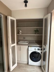 Habitación privada con baño privado en Miraflores a un paso del malecón con áreas comunes compartidas