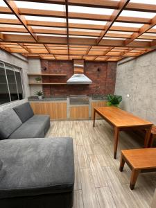 Habitación privada con baño privado en Miraflores a un paso del malecón con áreas comunes compartidas