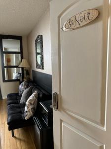 Le Noir, A private bedroom with a private entrance - shared bathroom