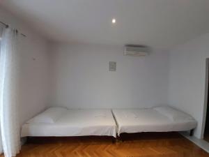 Apartments with parking space Brela, Makarska - 18417