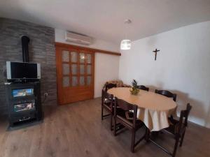 Apartments with parking space Brela, Makarska - 18417