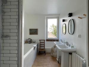 Maisons de vacances Maison historique au coeur de Nogent-le-Rotrou, 6 chambres, piscine chauffee, ideal pour familles et amis - FR-1-581-121 : Maison de Vacances