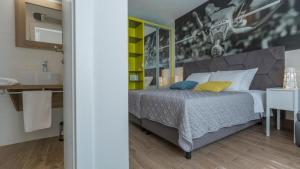 Apartments and rooms with WiFi Split - 23011