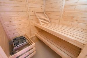 Apartments with parking space Rijeka - 23345