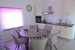 Apartments with parking space Rijeka - 23345